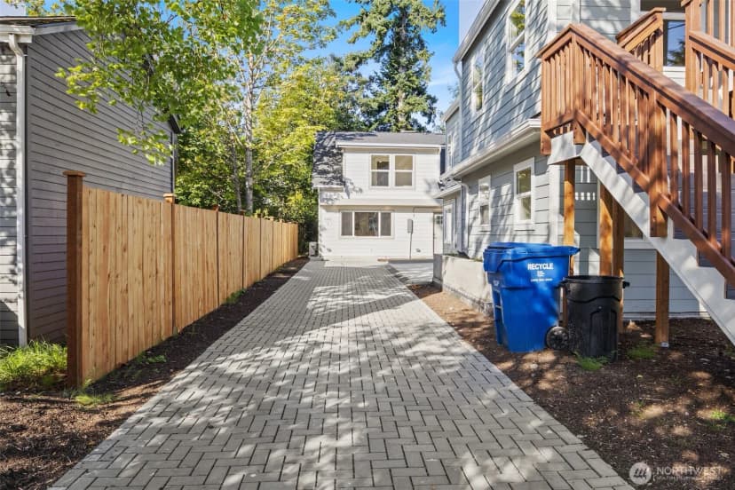 Property photo for 9545 Wallingford Avenue N, Seattle photo 2