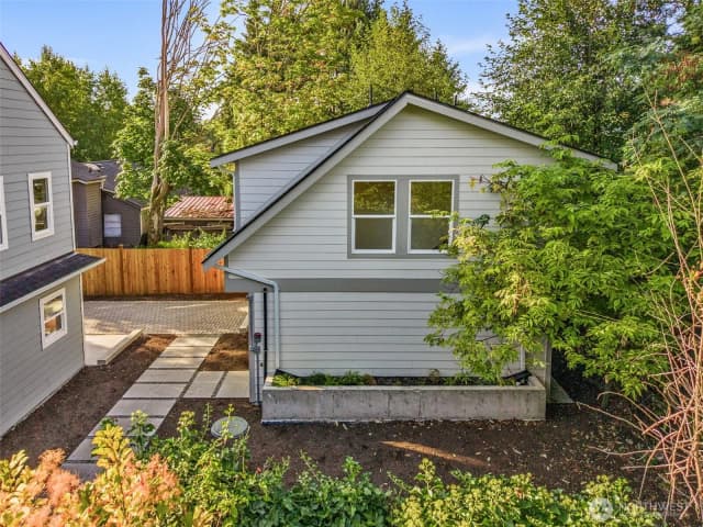 Property photo for 9545 Wallingford Avenue N, Seattle photo 3