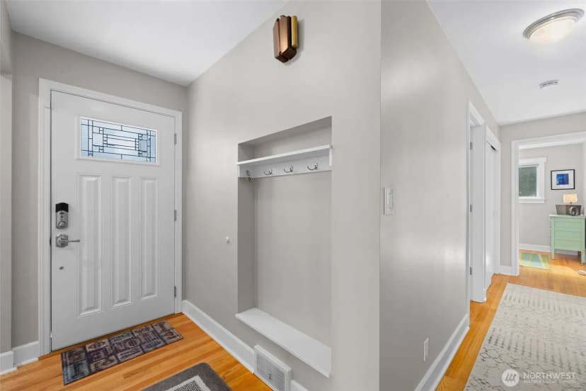 Property photo for 16717 Marine View Drive Sw, Burien photo 4