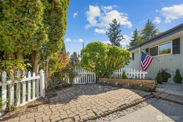 Property photo for 12225 Palatine Avenue N, Seattle photo 3
