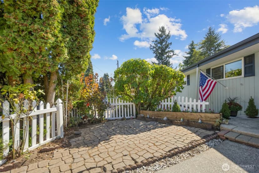 Property photo for 12225 Palatine Avenue N, Seattle photo 3
