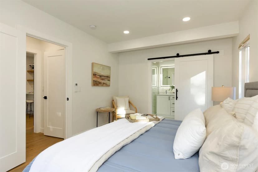 Property photo for 4747 Thackeray Place Ne, Seattle photo 19