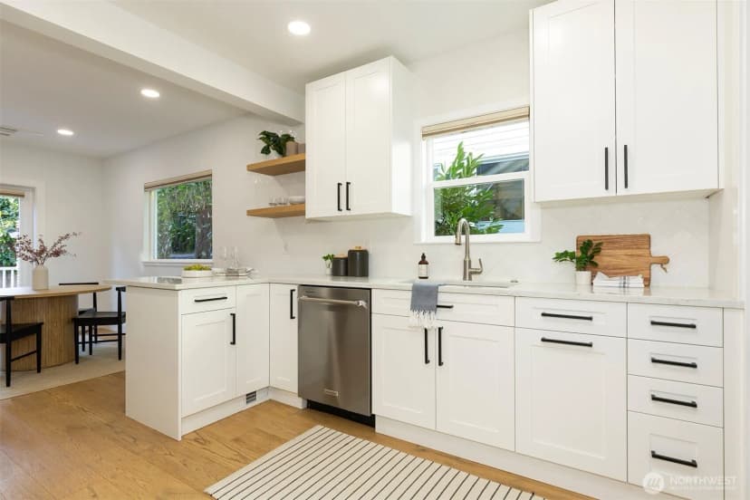Property photo for 4747 Thackeray Place Ne, Seattle photo 7
