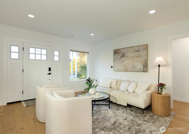 Property photo for 4747 Thackeray Place Ne, Seattle photo 2