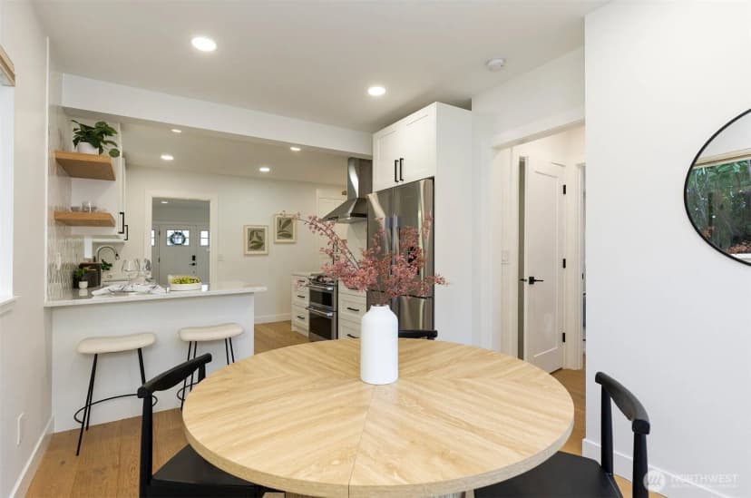 Property photo for 4747 Thackeray Place Ne, Seattle photo 9