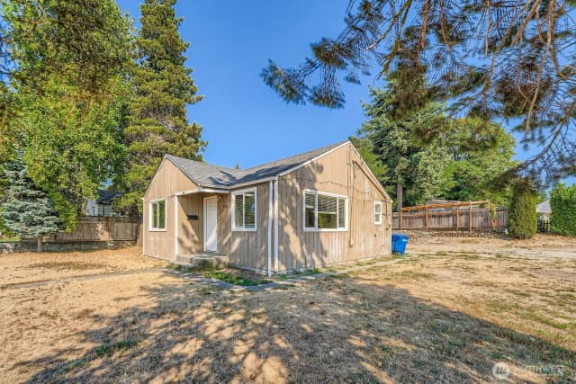 Property photo for 13610 8th Avenue Sw, Burien photo 2