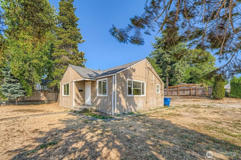 Property photo for 13610 8th Avenue Sw, Burien photo 2