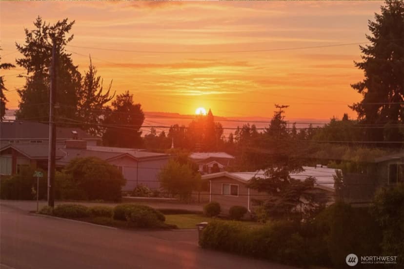 Property photo for 1026 Glen Street, Edmonds photo 2