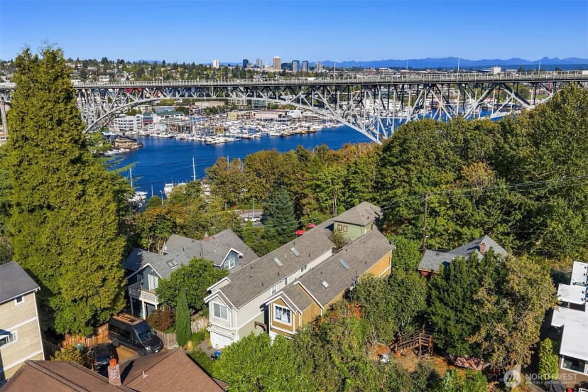 Property photo for 2720 Nob Hill Avenue N, Seattle photo 3