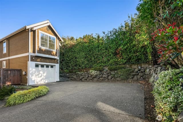 Property photo for 2720 Nob Hill Avenue N, Seattle photo 4