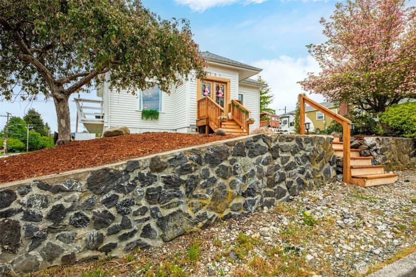 Property photo for 1301 14th Street, Anacortes photo 2
