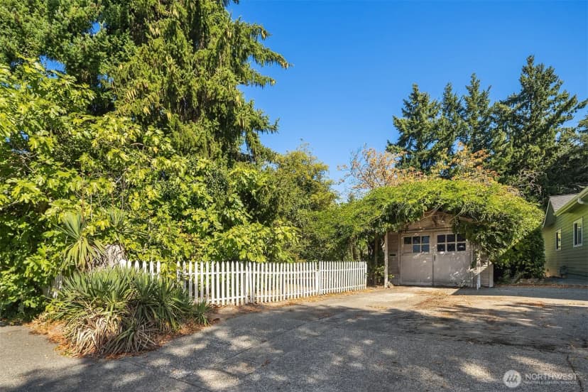 Property photo for 5202 35th Avenue Sw, Seattle photo 2