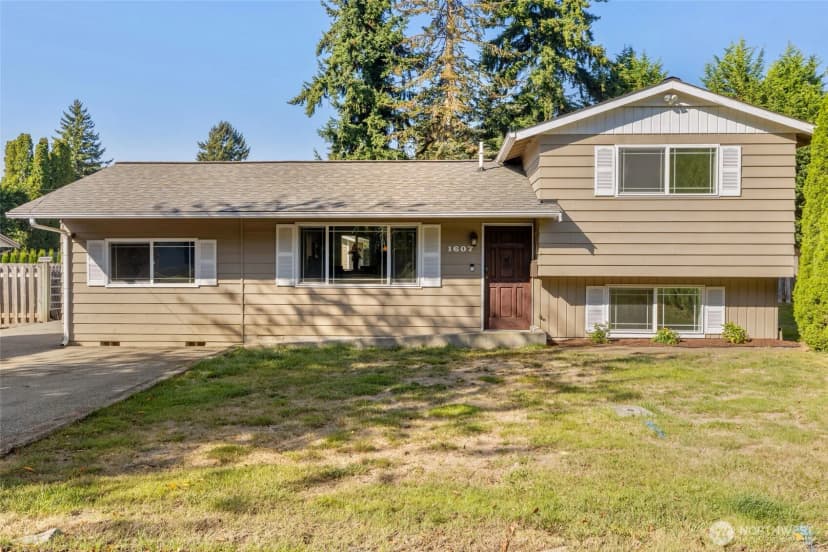 Property photo for 1607 E Hazel Avenue, Burlington