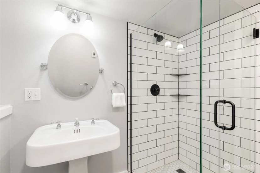 Property photo for 5108 Meridian Avenue N, Seattle photo 15