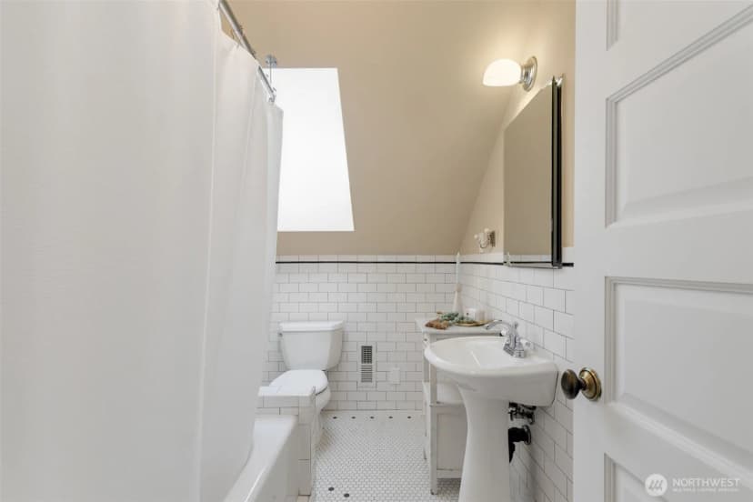 Property photo for 5108 Meridian Avenue N, Seattle photo 11