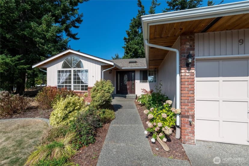 Property photo for 942 Sw Barrington Drive, Oak Harbor photo 3