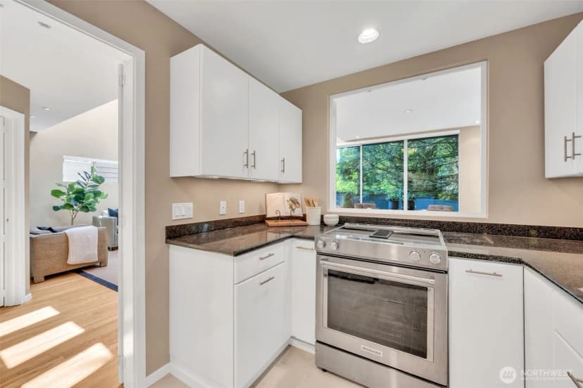 Property photo for 621 Bellevue Way Se, Bellevue photo 19