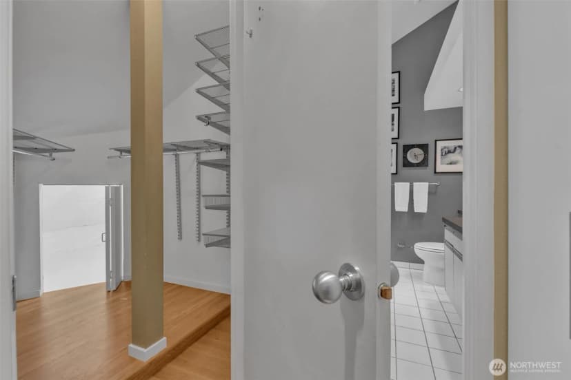 Property photo for 621 Bellevue Way Se, Bellevue photo 24