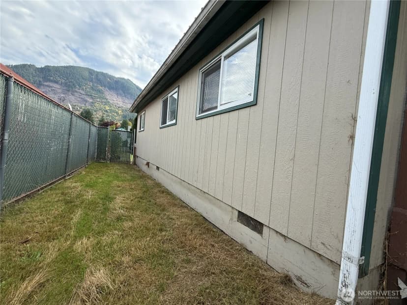 Property photo for 625 S Emens, Darrington photo 33