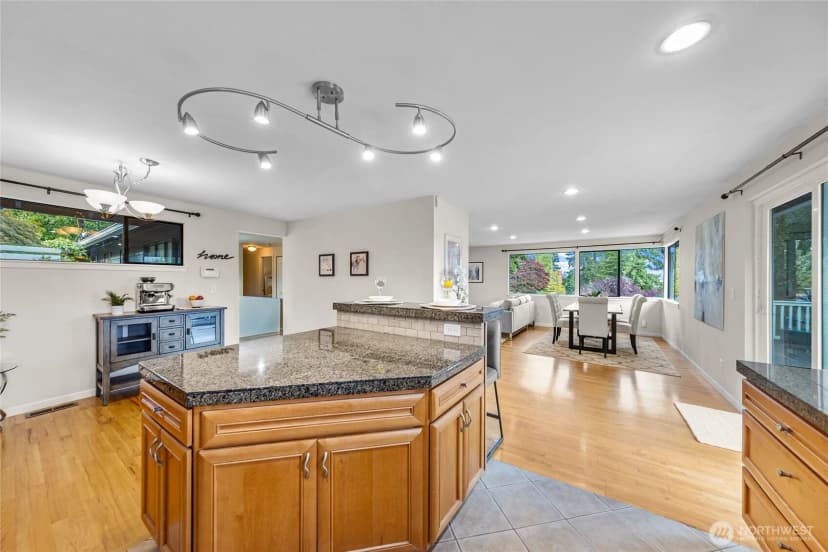 Property photo for 17127 Ne 8th Place, Bellevue photo 6