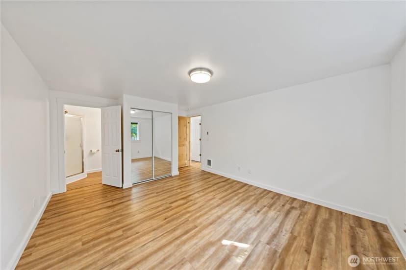 Property photo for 1316 Crystal Lane, Burlington photo 17