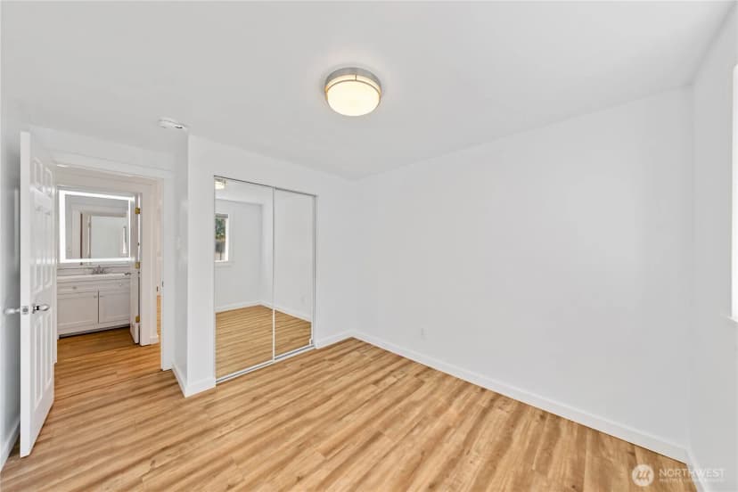 Property photo for 1316 Crystal Lane, Burlington photo 25