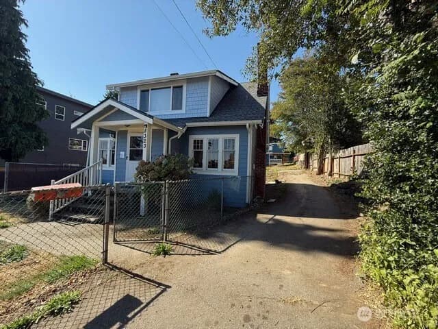 Property photo for 8323 39th Avenue S, Seattle photo 4