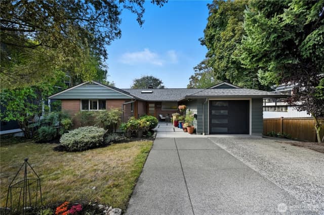 Property photo for 8533 Burke Avenue N, Seattle photo 2