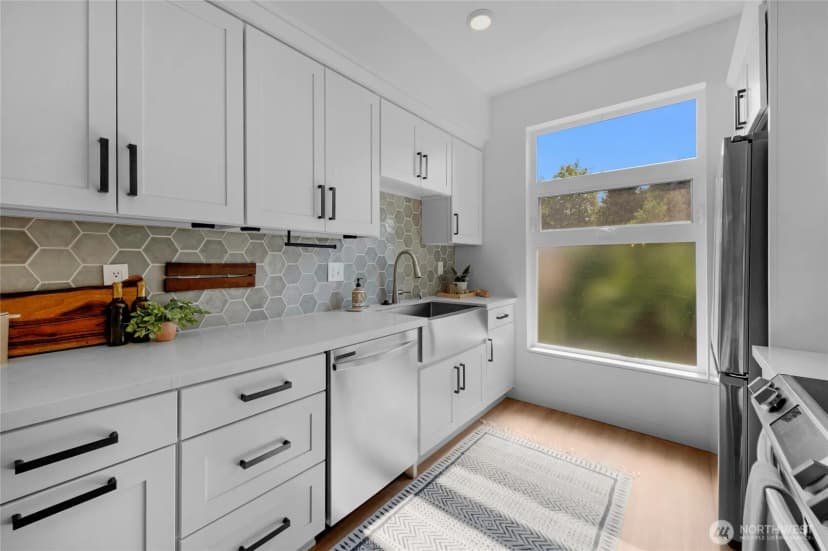 Property photo for 18521 1st Avenue Ne #b, Shoreline photo 8
