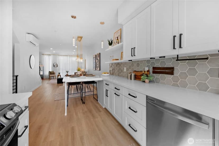 Property photo for 18521 1st Avenue Ne #b, Shoreline photo 10