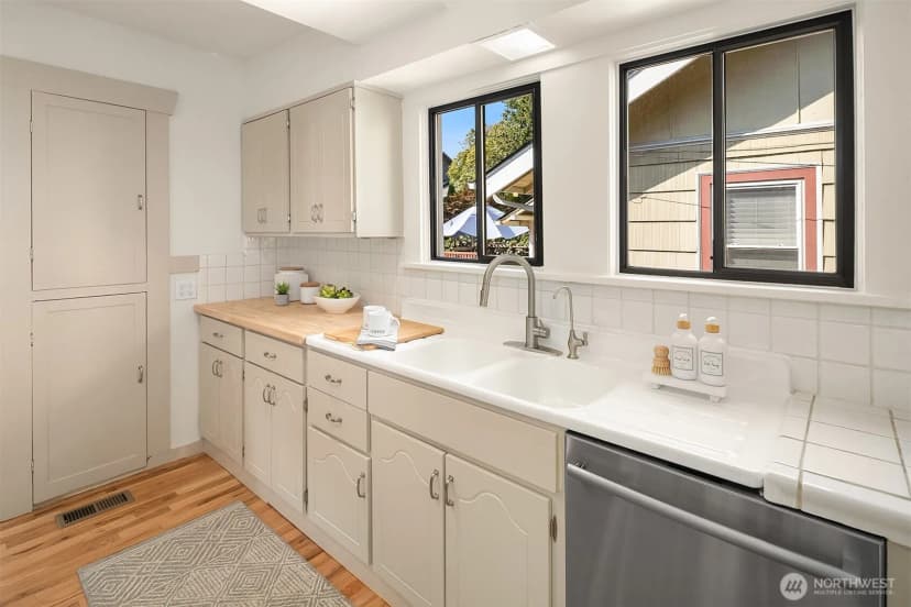 Property photo for 121 Ne 58th Street, Seattle photo 14