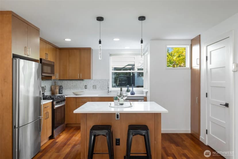 Property photo for 5926 California Avenue Sw #a, Seattle photo 11