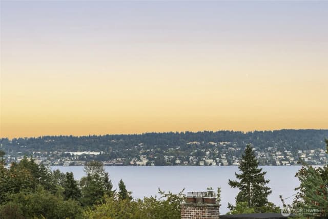 Property photo for 5006 Harold Place Ne, Seattle photo 3