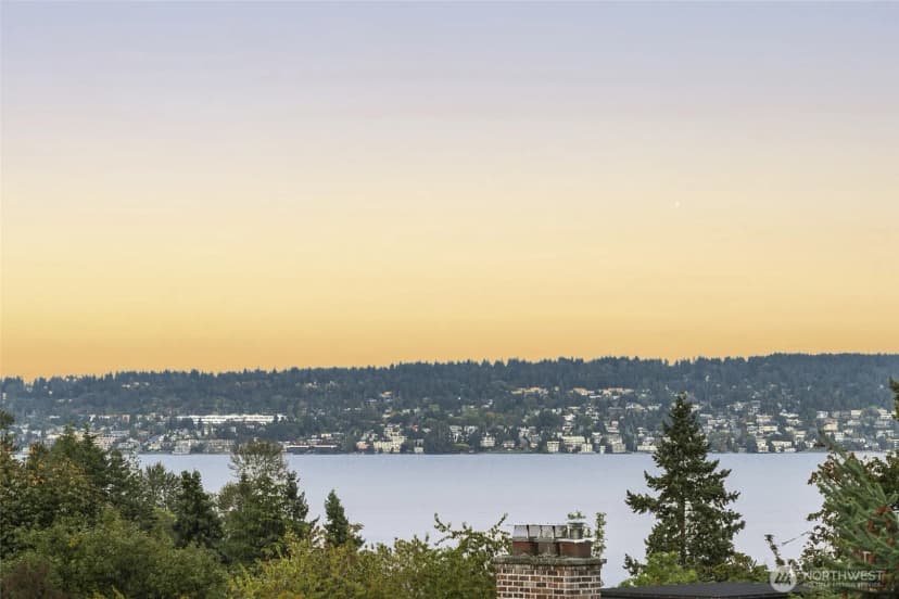 Property photo for 5006 Harold Place Ne, Seattle photo 3