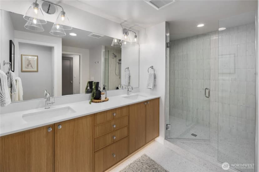 Property photo for 5006 Harold Place Ne, Seattle photo 17
