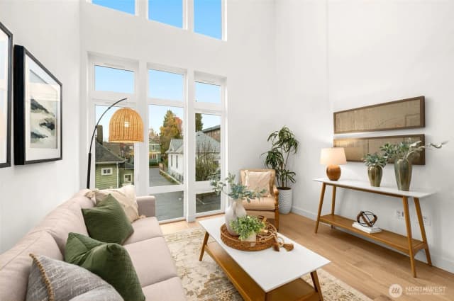 Property photo for 222 C 10th Avenue E, Seattle photo 5