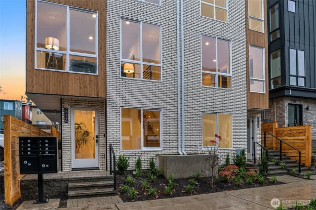 Property photo for 222 C 10th Avenue E, Seattle photo 3