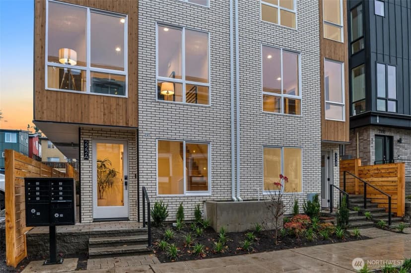 Property photo for 222 C 10th Avenue E, Seattle photo 3