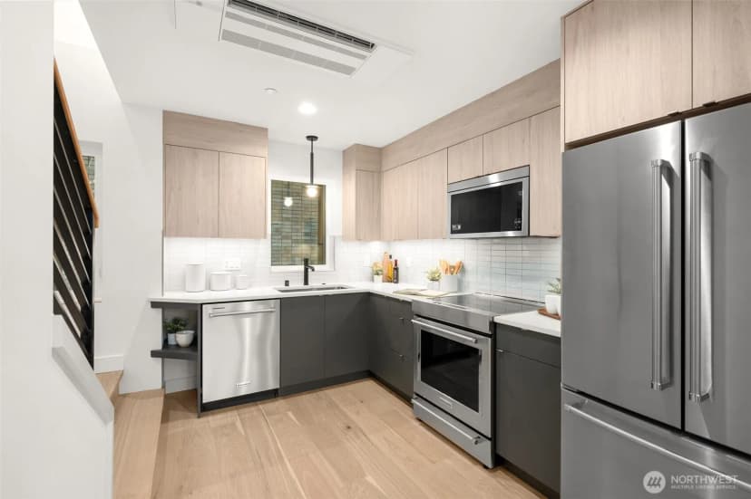 Property photo for 222 C 10th Avenue E, Seattle photo 8
