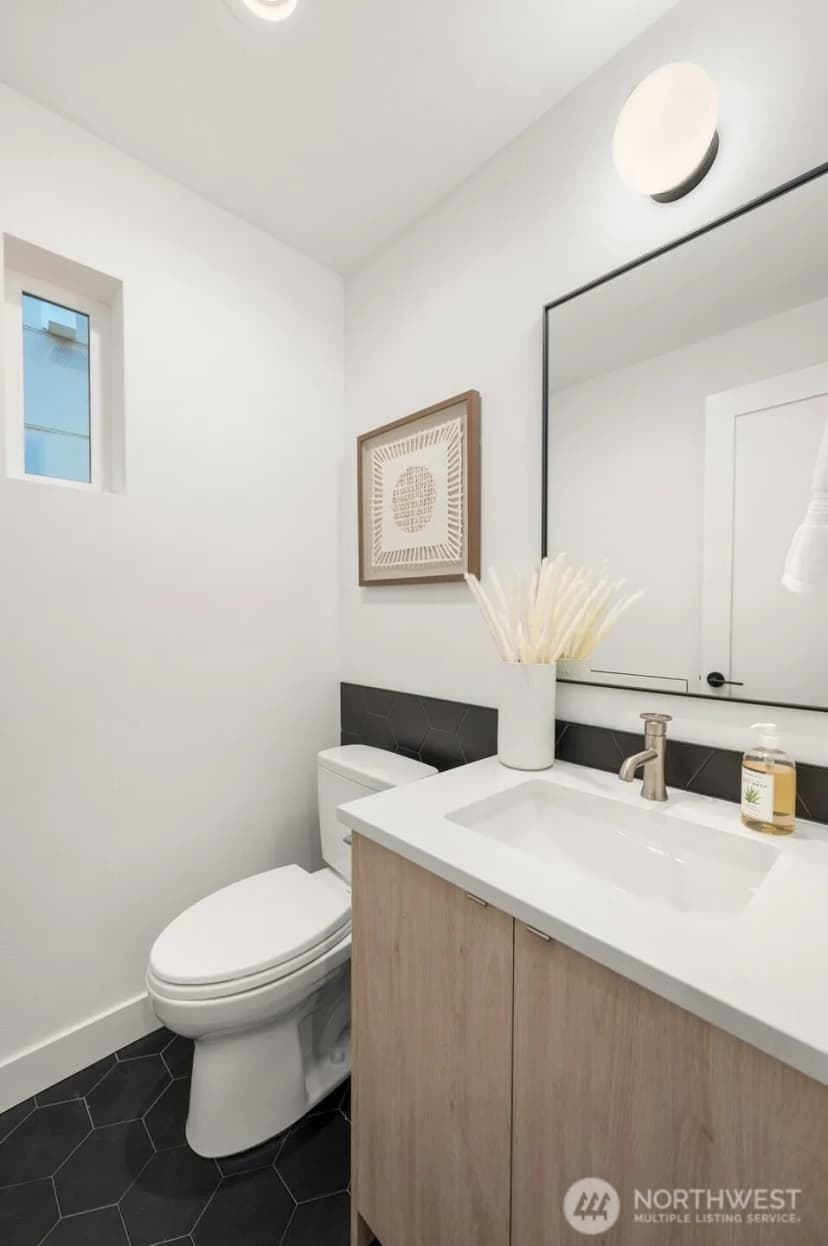 Property photo for 222 C 10th Avenue E, Seattle photo 12