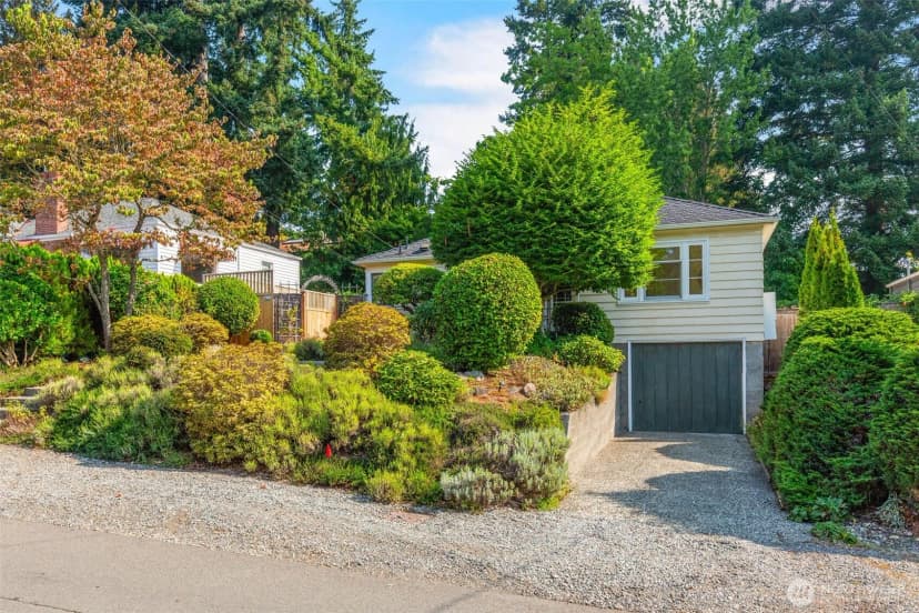 Property photo for 10422 20th Ave Ne, Seattle photo 2