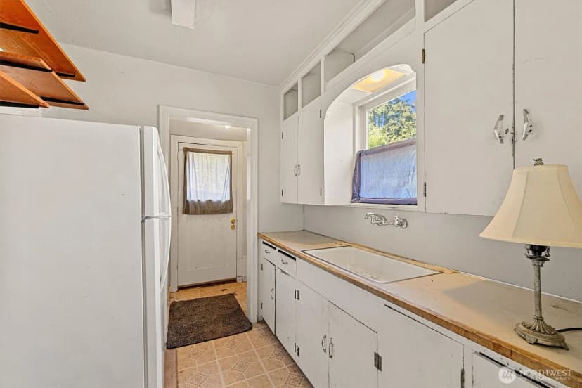 Property photo for 10217 12th Avenue Ne, Seattle photo 9