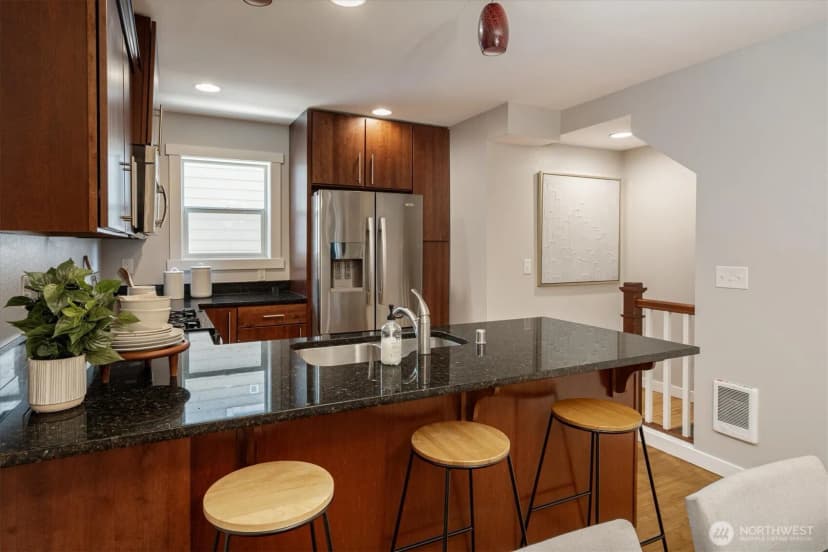 Property photo for 9220 16th Avenue Sw #b, Seattle photo 12