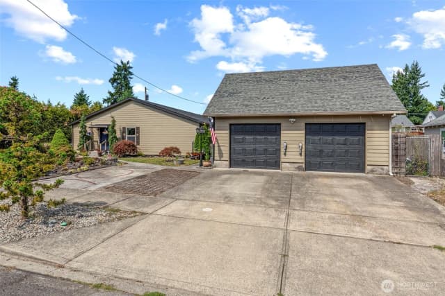 Property photo for 800 N 10th Avenue, Kelso photo 2