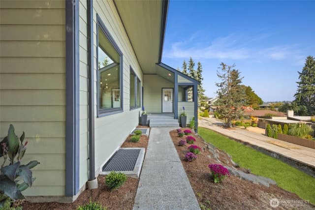 Property photo for 3205 25th Avenue W, Seattle photo 2