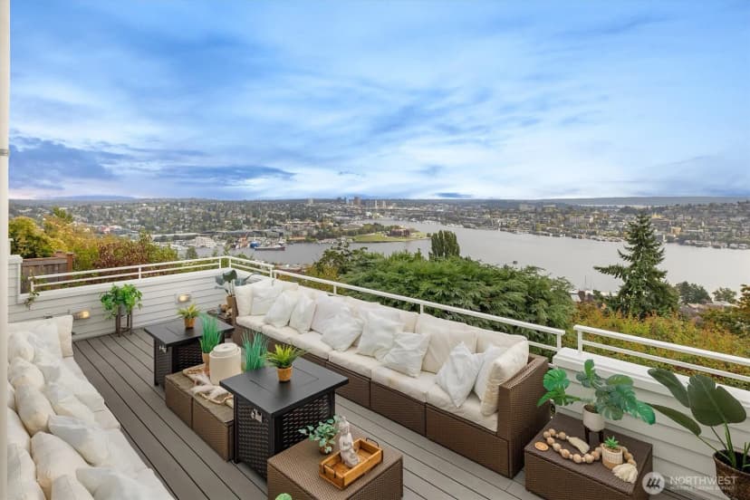 Property photo for 2202 5th Avenue N, Seattle photo 11
