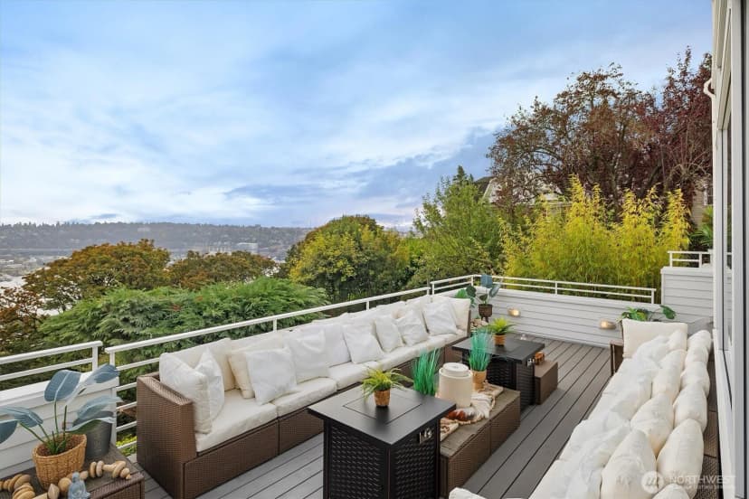 Property photo for 2202 5th Avenue N, Seattle photo 13