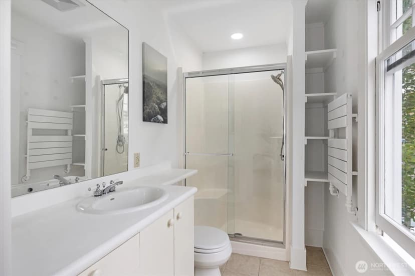 Property photo for 2202 5th Avenue N, Seattle photo 31