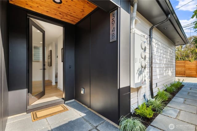 Property photo for 5948 39th Avenue Sw, Seattle photo 2