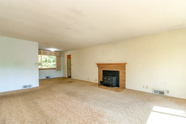 Property photo for 132 S 197th Street, Des Moines photo 4